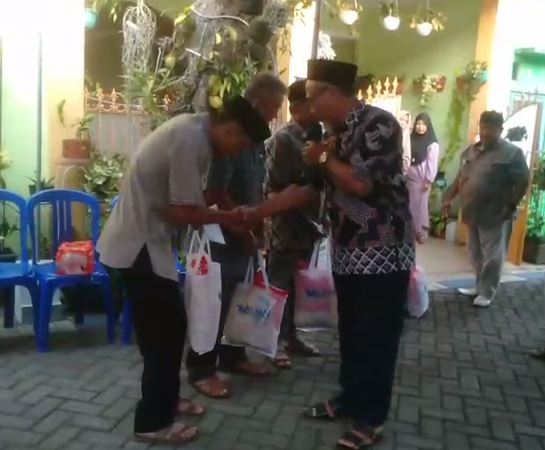 YBLMN Berbagi Dengan Masyarakat Sekitar